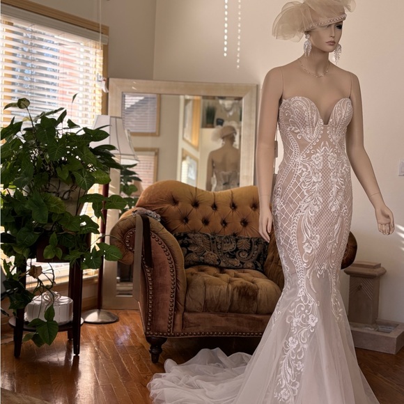 Pallas Couture Merla. Size 12. Retails $11,400 - Picture 13 of 16